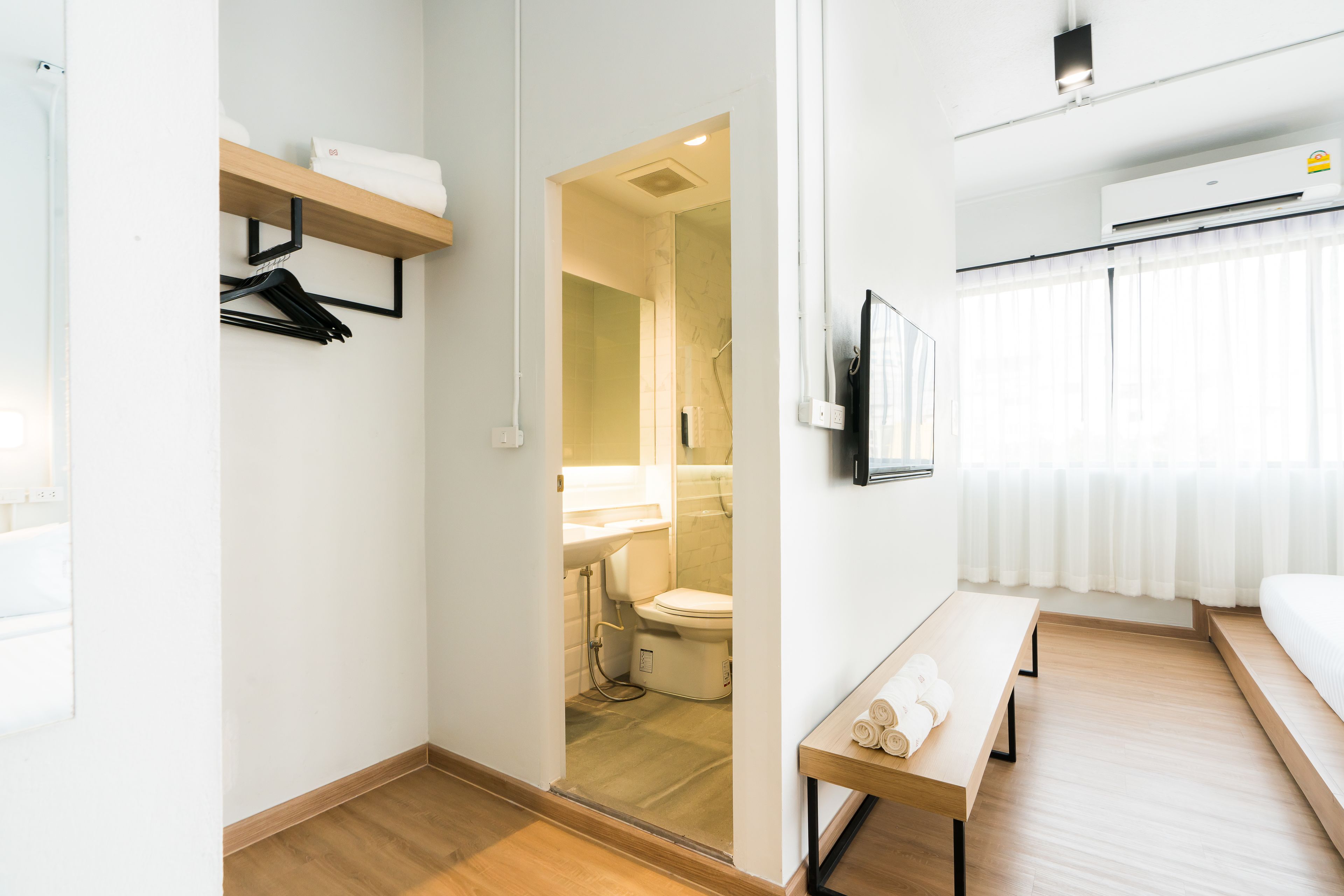 family room, non smoking | bathroom | shower, free toiletries, hair dryer, slippers