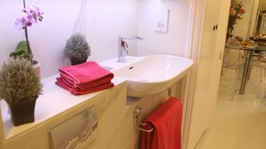 Dusch, hårtork, handdukar och tvål