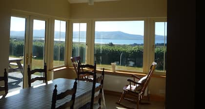 Traditional style cottage free WiFi short walk from Reenroe Beach Ballinskelligs