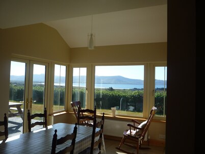 Traditional style cottage free WiFi short walk from Reenroe Beach Ballinskelligs