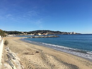 Plage à proximité, chaises longues