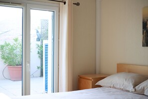 2 bedrooms, iron/ironing board, travel cot, free WiFi