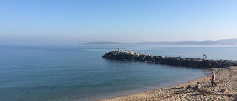Una spiaggia nelle vicinanze, lettini da mare
