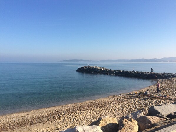 Playa en los alrededores y camastros