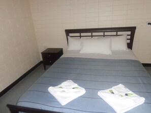 Basic Double Room, 1 Queen Bed, Non Smoking - Adelaide Travellers Inn Hindley Street - Hostel (Adelaide)