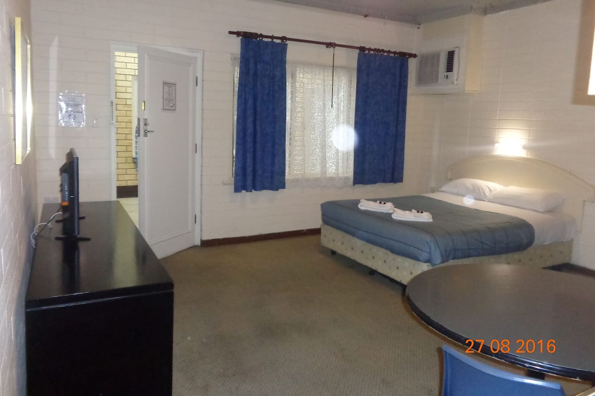 Chambre de base double, 1 grand lit, non-fumeur | Accès au Wi-Fi (inclus), literie fournie