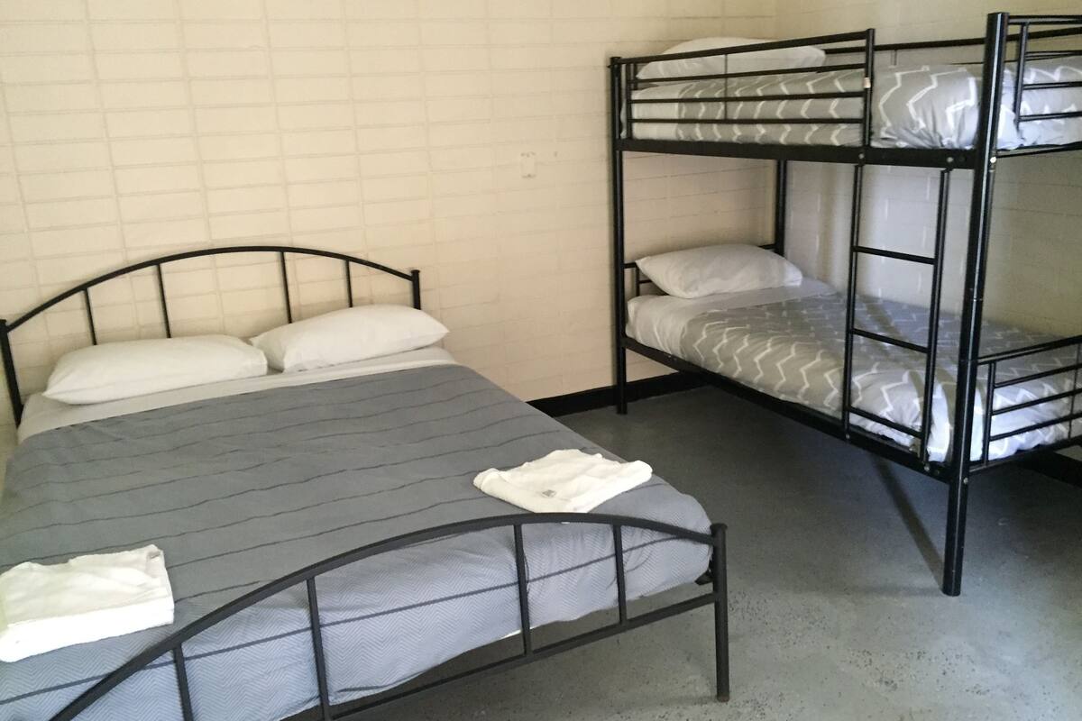 Chambre triple économique, Plusieurs lits, non-fumeur | Accès au Wi-Fi (inclus), literie fournie