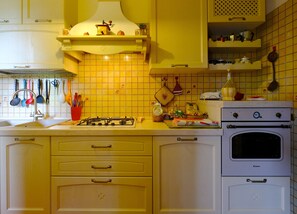 Réfrigérateur, un four, surface de cuisson, lave-vaisselle
