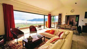 TV, fireplace, DVD player, books - Beautiful Villa with swimming-pool & great sea view on the Gulf of Porto-Vecchio (Porto-Vecchio)