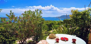 Outdoor dining - Beautiful Villa with swimming-pool & great sea view on the Gulf of Porto-Vecchio (Porto-Vecchio)