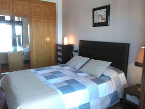 3 bedrooms, desk, iron/ironing board, travel crib