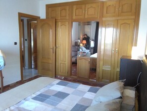 3 dormitoris, escriptori i planxa i posts de planxar 