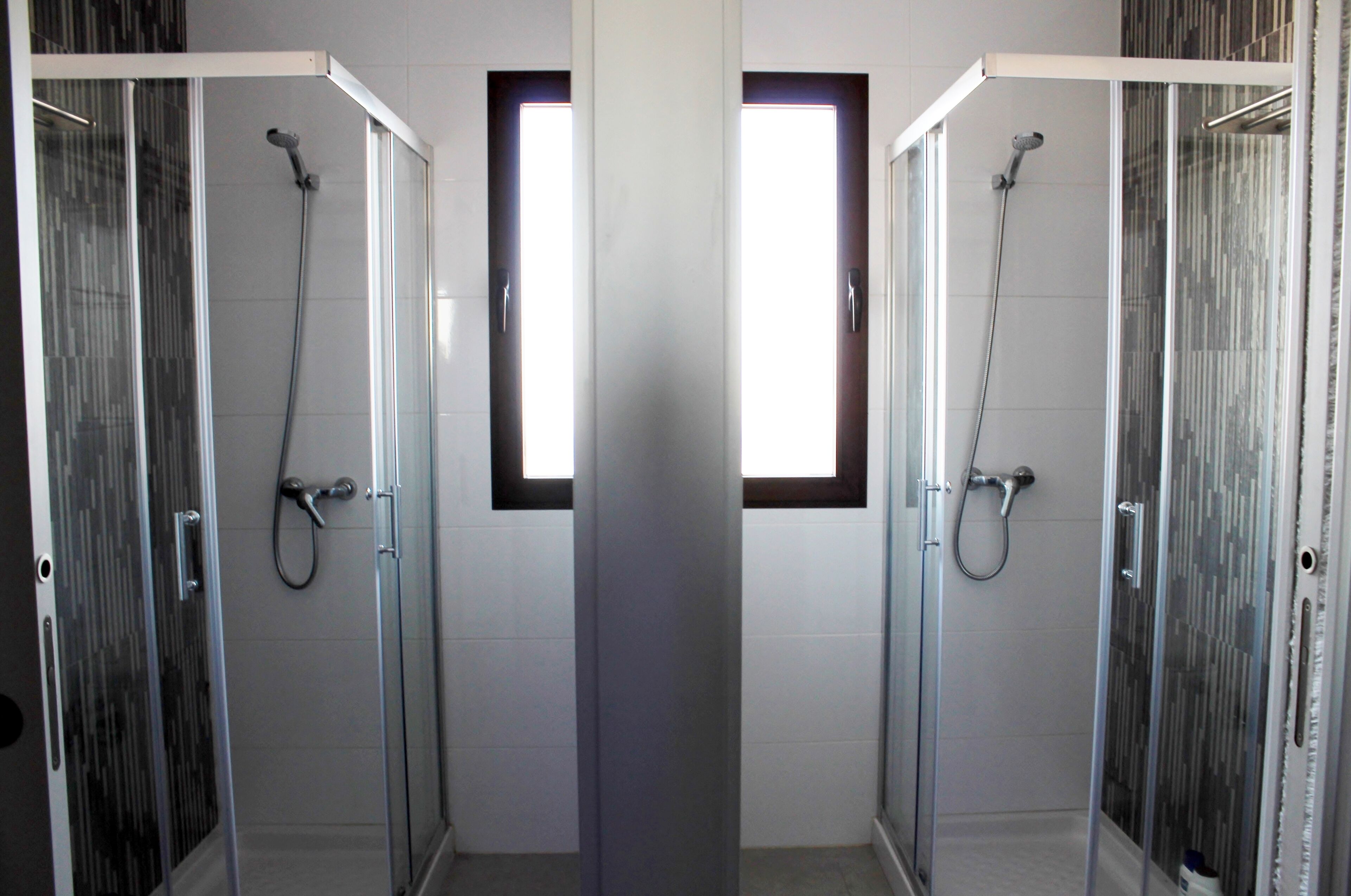 Douche, sèche-cheveux, serviettes fournies, savon