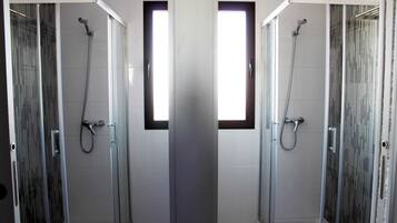 Douche, sèche-cheveux, serviettes fournies, savon