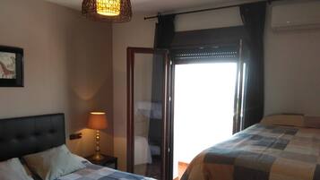 3 chambres, bureau, fer et planche Ă repasser, lit parapluie