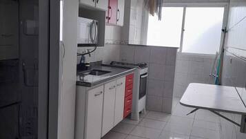 Geladeira, micro-ondas, fogão, cooktop