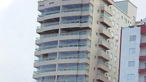 En flereetagers boligbygning med altaner, et fladt tag og moderne arkitektur.