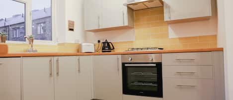 ثلاجة، ميكروويف، فرن، موقد طهي مسطح