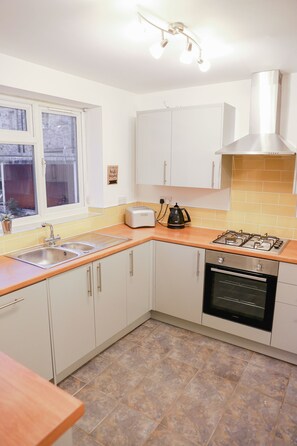 Fridge, microwave, oven, stovetop - Zoo House Chester - 400m from the Lions! (Upton)