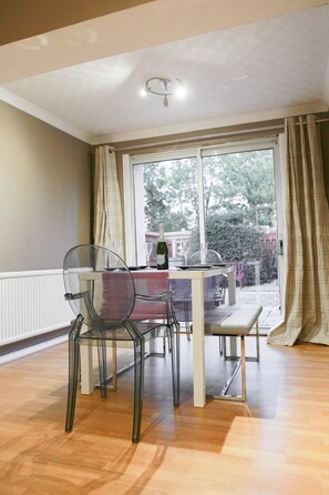 Dining - Zoo House Chester - 400m from the Lions! (Upton)