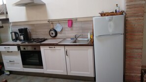 Réfrigérateur, un four, surface de cuisson, lave-vaisselle