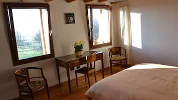5 bedrooms, desk, iron/ironing board, travel cot