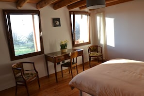 5 bedrooms, desk, iron/ironing board, travel cot