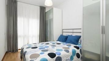 3 bedrooms, iron/ironing board, internet, bed sheets