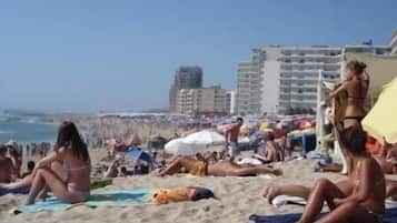Perto da praia, espreguiçadeiras, toalhas de praia