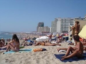 Beach nearby, sun loungers, beach towels - Apartment in front of the Sea, Marina and Casino Povoa do Varzim (6 to 10pessoas) (Póvoa de Varzim)