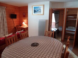 2 bedrooms, desk, iron/ironing board, travel crib