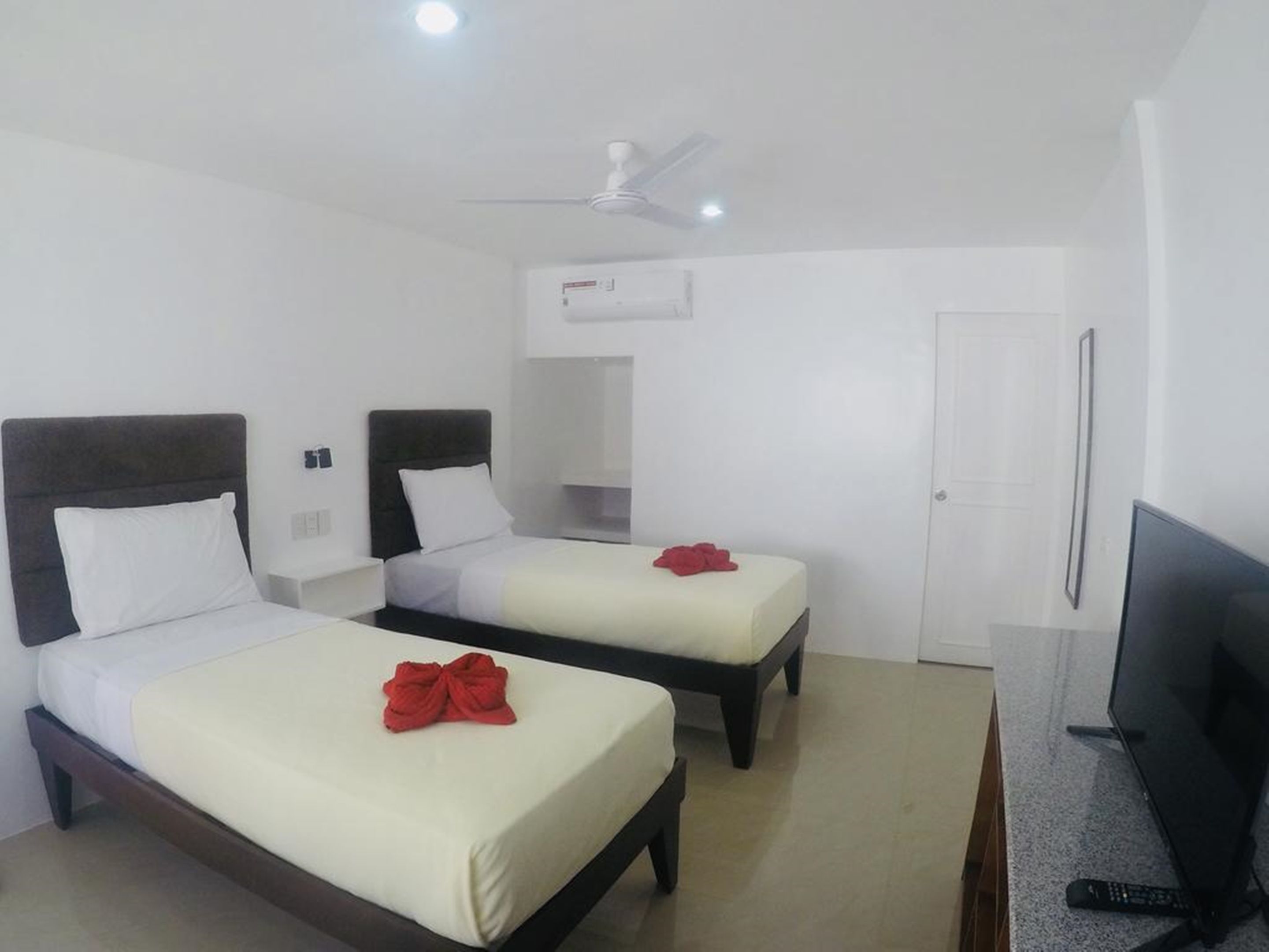 deluxe twin room | in-room safe, free wifi, bed sheets