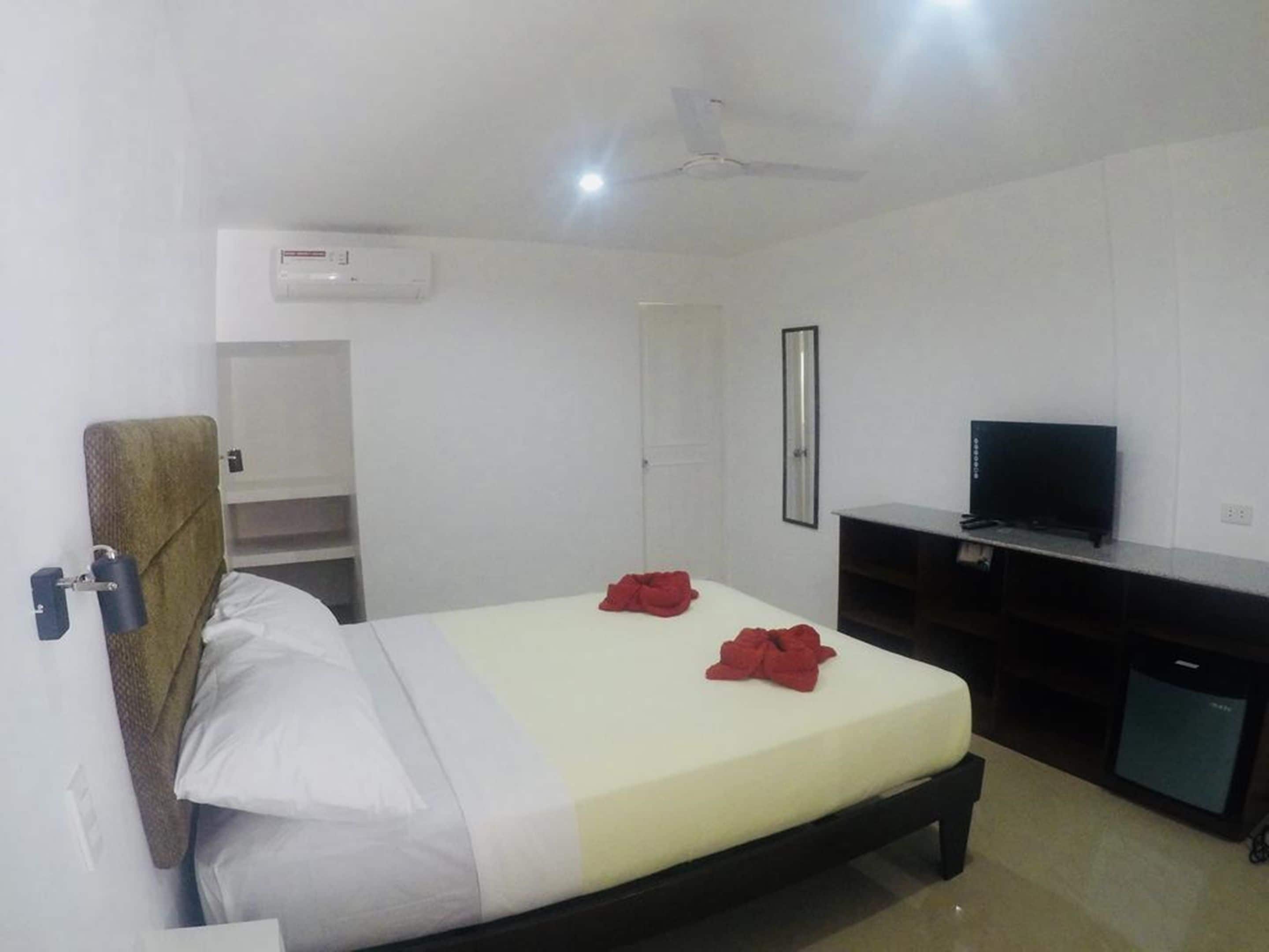 deluxe double room | in-room safe, free wifi, bed sheets