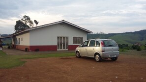 Property grounds - Site in Piracaia with pool, barbecue 1km from the city.  (Piracaia)