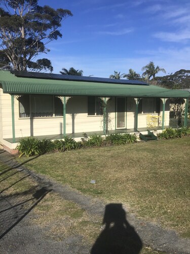 Jean's Cosy Sunny Cottage Sanctuary Point NSW Palm Beach close. Netflix.