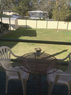 Outdoor dining - <br>Jean's Cosy Sunny Cottage 
Sanctuary Point NSW 
 Palm Beach close.
Netflix.
 (Sanctuary Point)