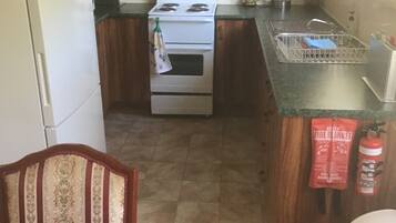 Een koelkast, een microgolfoven, een oven, een waterkoker