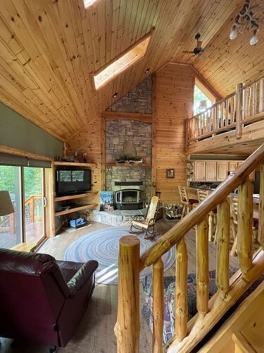   Wood Haven Lodge / Kotieläimet / Nelson Lake / Pontoon Rental