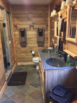 Combinació de dutxa i banyera, assecador de cabells, tovalloles i sabó 