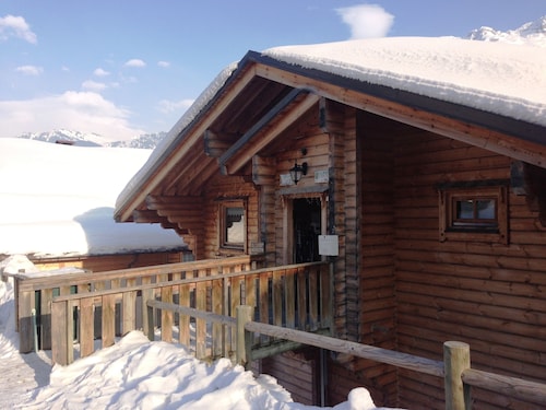 Holz-Chalet auf den Hängen der Füße 