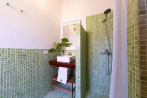 Shower, hair dryer, towels, shampoo - REST ENJOYING THE VIEWS OF THE SEA AND THE MOUNTAIN (HERMIGUA)