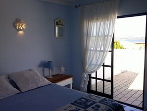 3 bedrooms, iron/ironing board, free WiFi, bed sheets - Cozy house near the beach with terrace. Consult offers. Armona Island (Olhão)