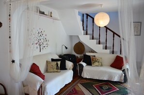 LED TV, fireplace, DVD player, books - Cozy house near the beach with terrace. Consult offers. Armona Island (Olhão)
