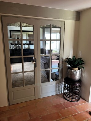 Smart TV, fireplace, DVD player, books - Charming farmhouse property Sleeps 8 in 4 en-suite bedrooms.Large heated pool. (Loubès-Bernac)