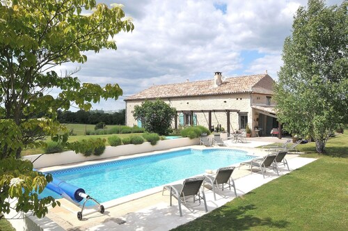 Charming farmhouse property Sleeps 8 in 4 en-suite bedrooms.Large heated pool.
