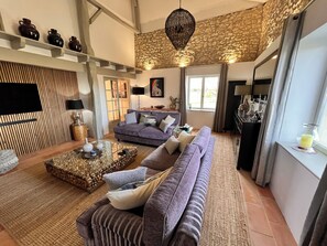 Smart-TV, Kamin, DVD-Player, Bücher