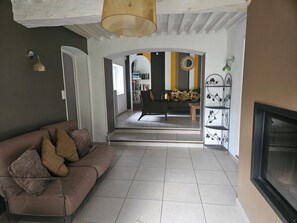 Een televisie, een open haard en een tafeltennistafel