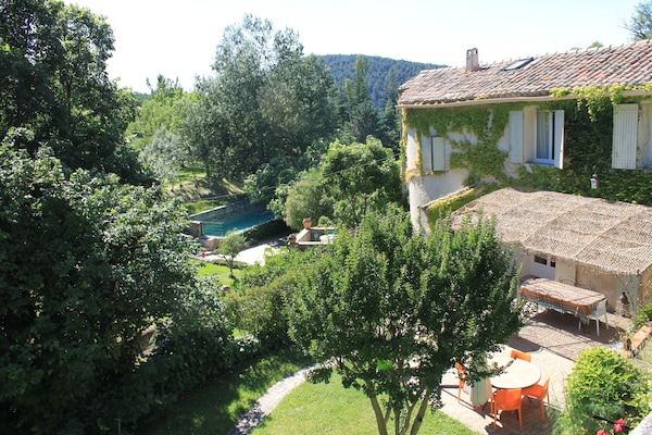 La maison, la terrasse et le jardin, au fond la piscine