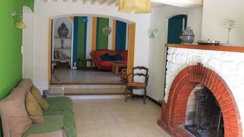 Televisie, een open haard, een tafeltennistafel en een filmbibliotheek