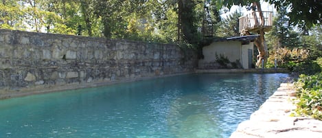 Una piscina al aire libre